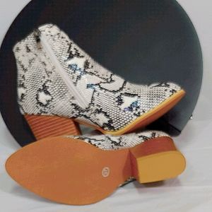 Snakeskin Pattern Bootie Size 6.5 Narrow GOTTA MOVE!!!